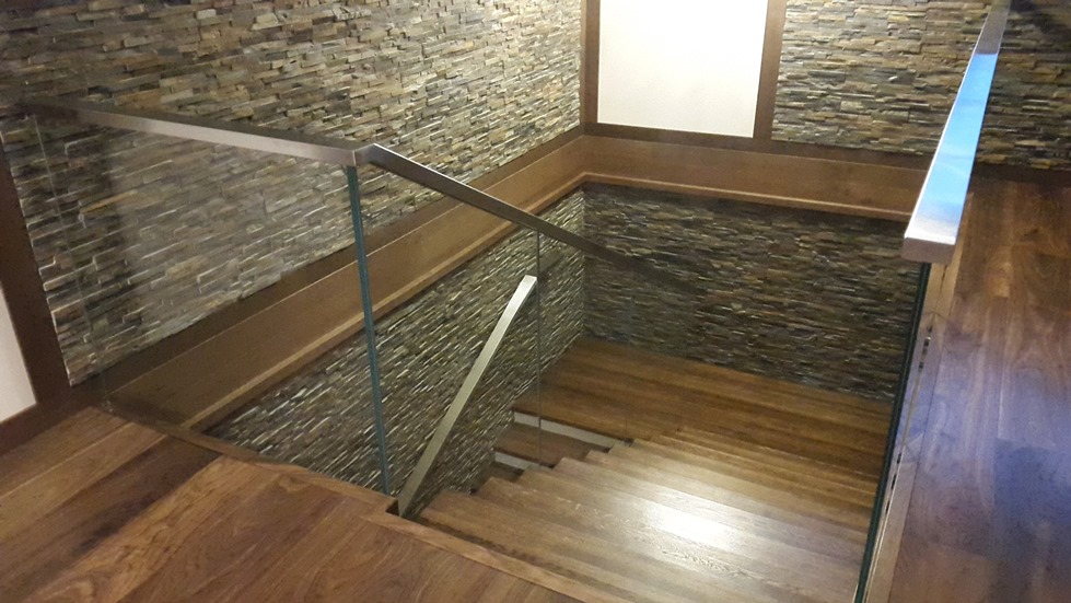 Стеклянная лестница в сочетании с деревом и камнем